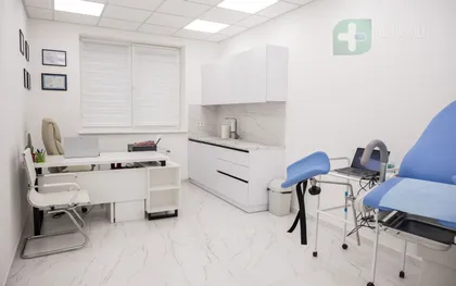 Врач-гинеколог Ковтун Юлия Валерьевна консультирует пациентку