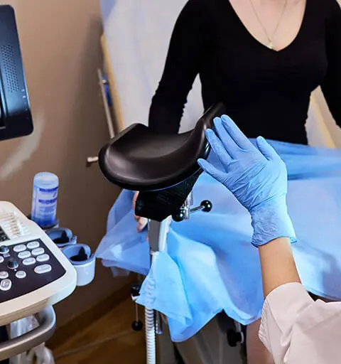 Эндокринная гинекология: <br> <span class='text-primary-400 font-bold text-4xl  lg:text-6xl xl:text-7xl'>Лечение гормональных сбоев</span>