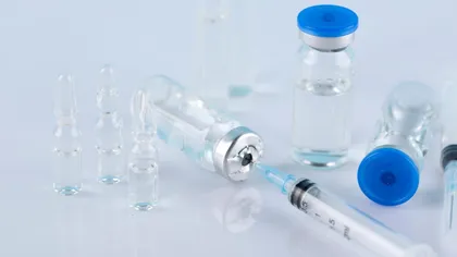 Женщина после операции, испытывающая симптомы посткастрационного синдрома