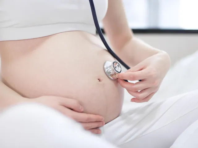 Врач-гинеколог проводит УЗИ-диагностику пациентке