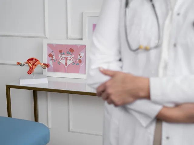 Врач-гинеколог проводит трансвагинальное УЗИ пациентке с жалобами на АМК