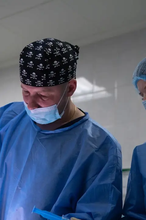 Оперативная гинекология: <br> <span class='text-primary-400 font-bold text-3xl  lg:text-5xl xl:text-6xl'>современные и безопасные операции</span>