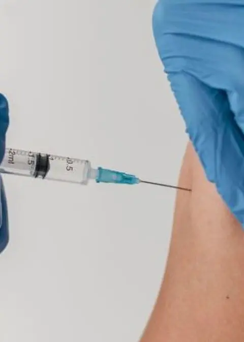 Вакцинация <br> <span class='text-primary-400 font-bold text-4xl  lg:text-6xl xl:text-7xl'>от ВПЧ</span>