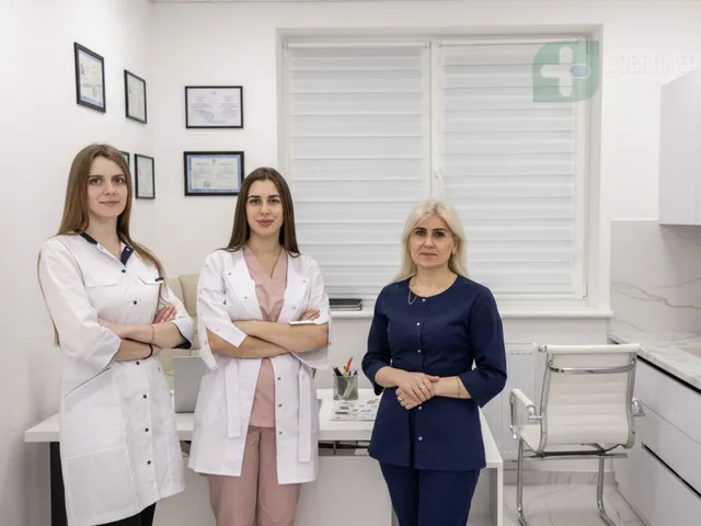 Врач-гинеколог обсуждает план лечения посткастрационного синдрома с пациенткой