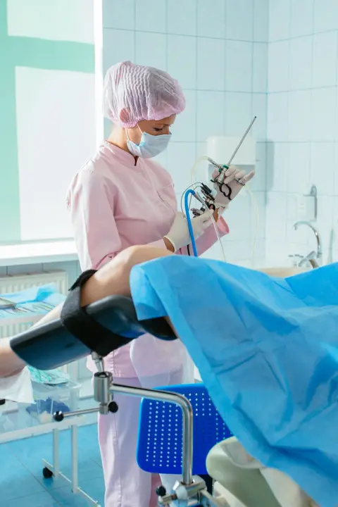 Гистероскопия: <br> <span class='text-primary-400 font-bold text-3xl  lg:text-5xl xl:text-6xl'>стандарт диагностики</span>