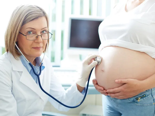 Врач-гинеколог проводит процедуру гистероскопии