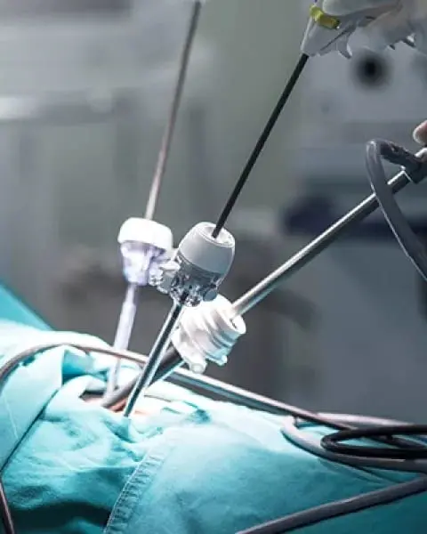 Лапароскопия в гинекологии: <br> <span class='text-primary-400 font-bold text-3xl  lg:text-5xl xl:text-6xl'>малоинвазивные операции</span>