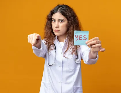 Хирург-гинеколог проводит лапароскопическую операцию с использованием монитора