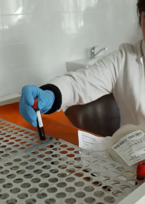 Анализы и скрининги: <br> <span class='text-primary-400 font-bold text-3xl  lg:text-5xl xl:text-6xl'>основа женского здоровья</span>