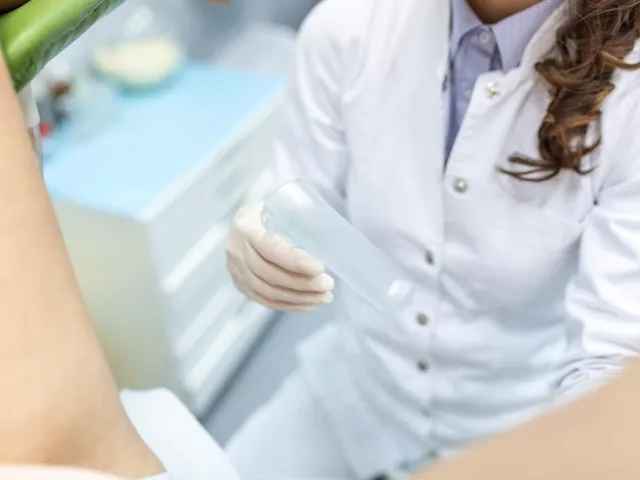 Врач-гинеколог проводит биопсию шейки матки