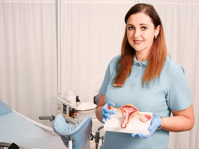 Врач-гинеколог проводит кольпоскопию пациентке