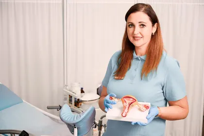 Лікар-гінеколог проводить біопсію шийки матки