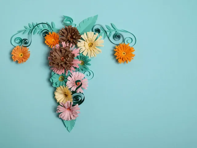 Гінеколог пояснює пацієнтці процедуру біопсії