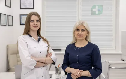 Врач-гинеколог консультирует пациентку по консервативному лечению