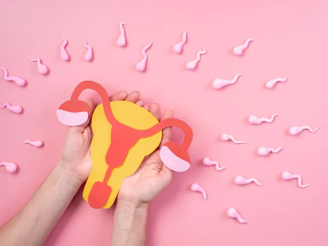 Медицинский работник берет образец крови для иммунологического исследования