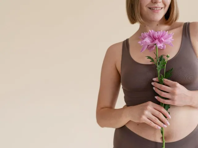 Врач-гинеколог берет мазок у пациентки для анализа