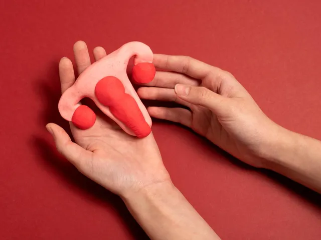 Врач-гинеколог осматривает пациентку