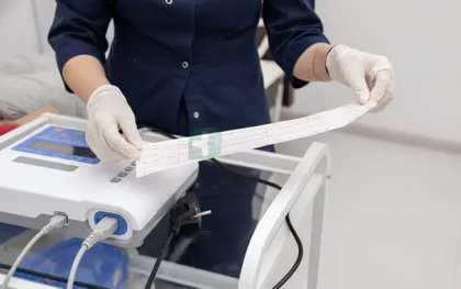 Медсестра проводит процедуру ЭКГ пациенту