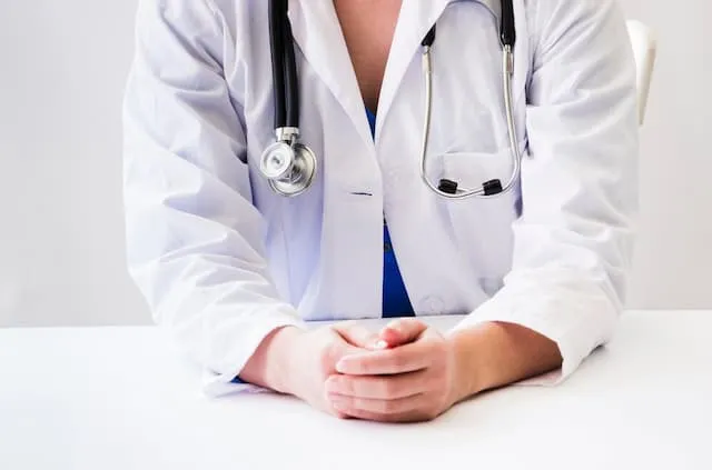 Пациентка на УЗИ, врач показывает изображение на экране