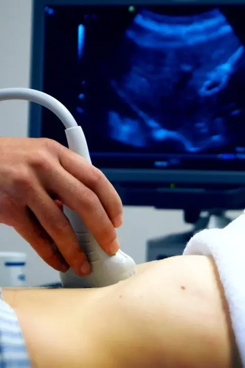 УЗИ молочных желез: <br> <span class='text-primary-400 font-bold text-3xl  lg:text-5xl xl:text-6xl'>ключ к ранней диагностике и женскому здоровью</span>