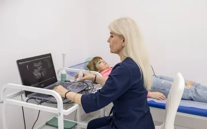 Врач-УЗИст проводит исследование брюшной полости пациенту