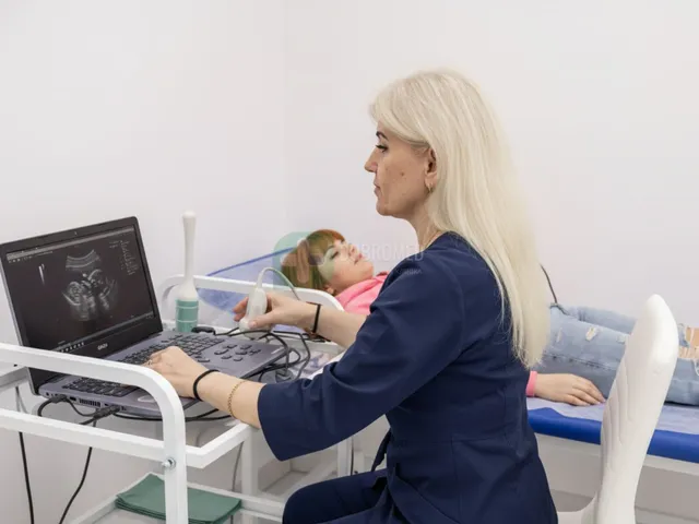 Ультразвуковой аппарат во время исследования молочных желез