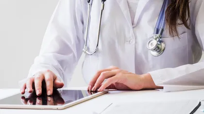 Врач-гинеколог проводит кольпоскопию пациентке с эрозией шейки матки