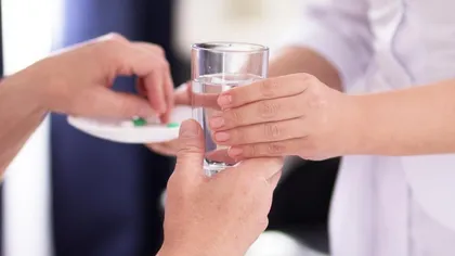 Врач-гинеколог показывает на УЗИ миому матки